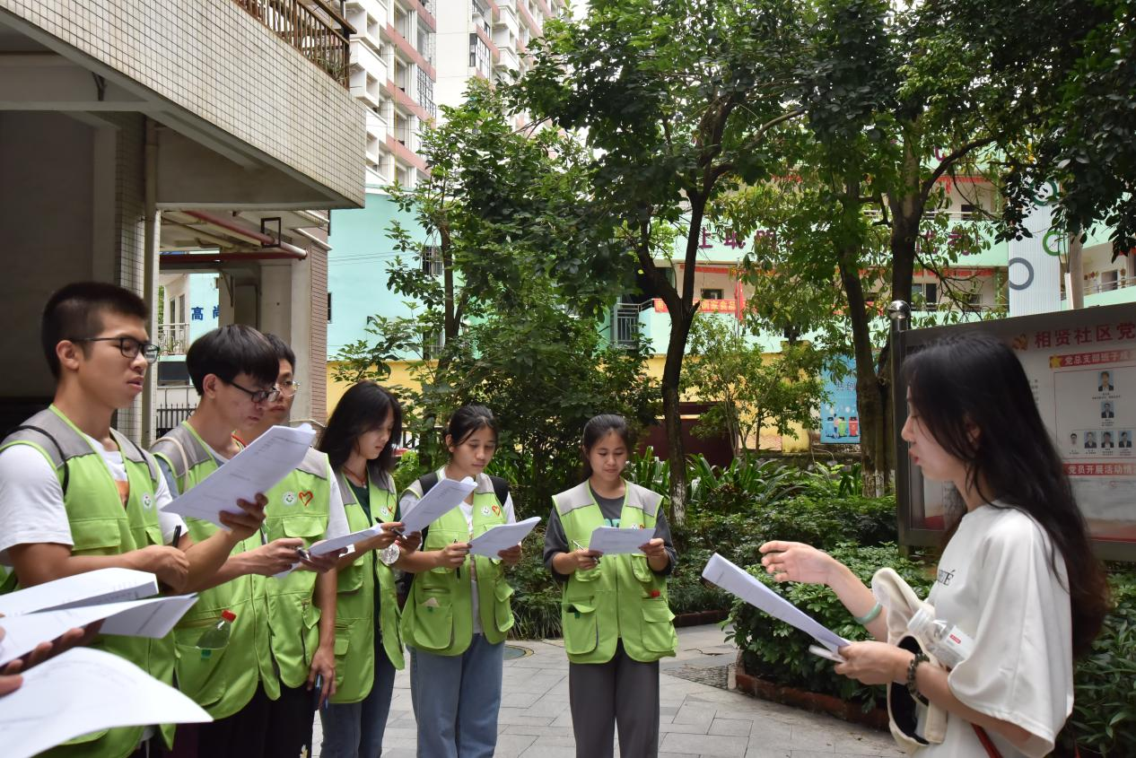 團隊指導(dǎo)老師黎丹進行調(diào)研工作布置