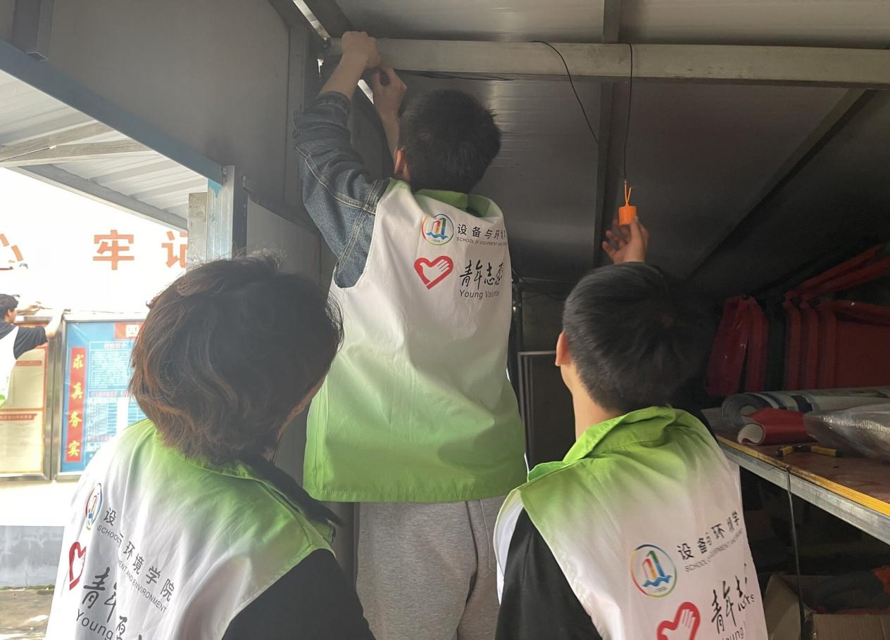 青年志愿者為四聯(lián)村實(shí)踐站更換老舊線路