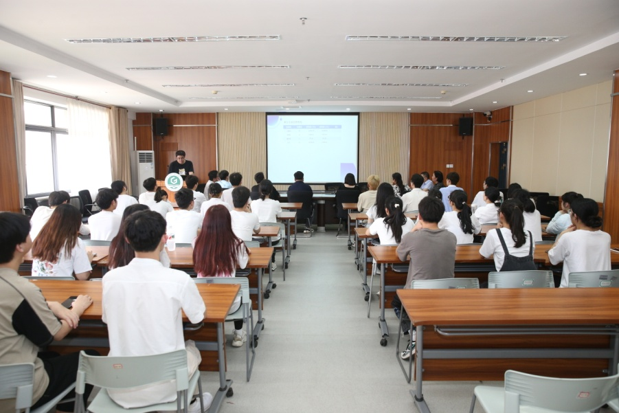 同學們認真聆聽全過程咨詢項目經理的匯報