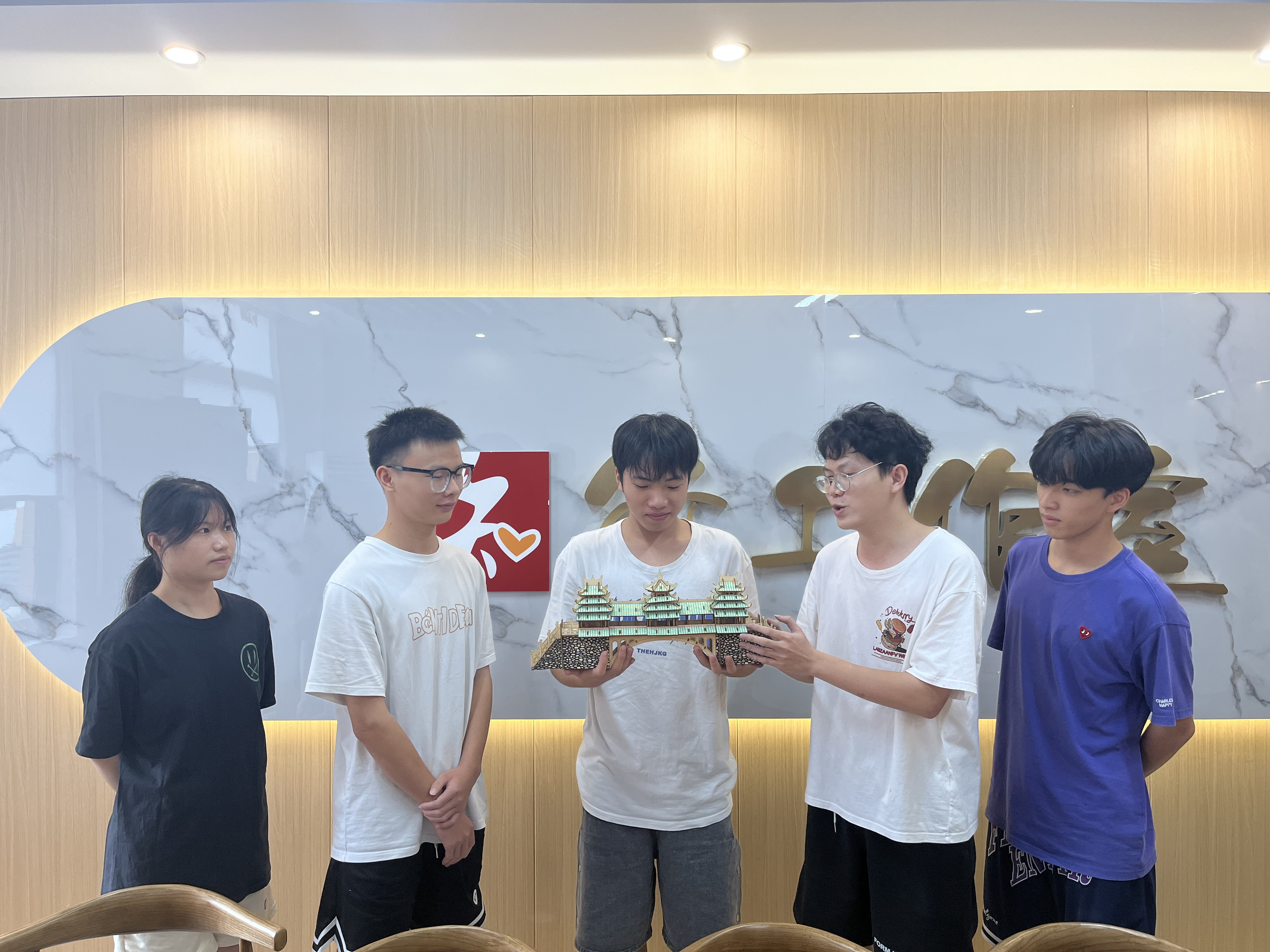 學(xué)生團(tuán)隊(duì)正在進(jìn)行紅色故事宣講