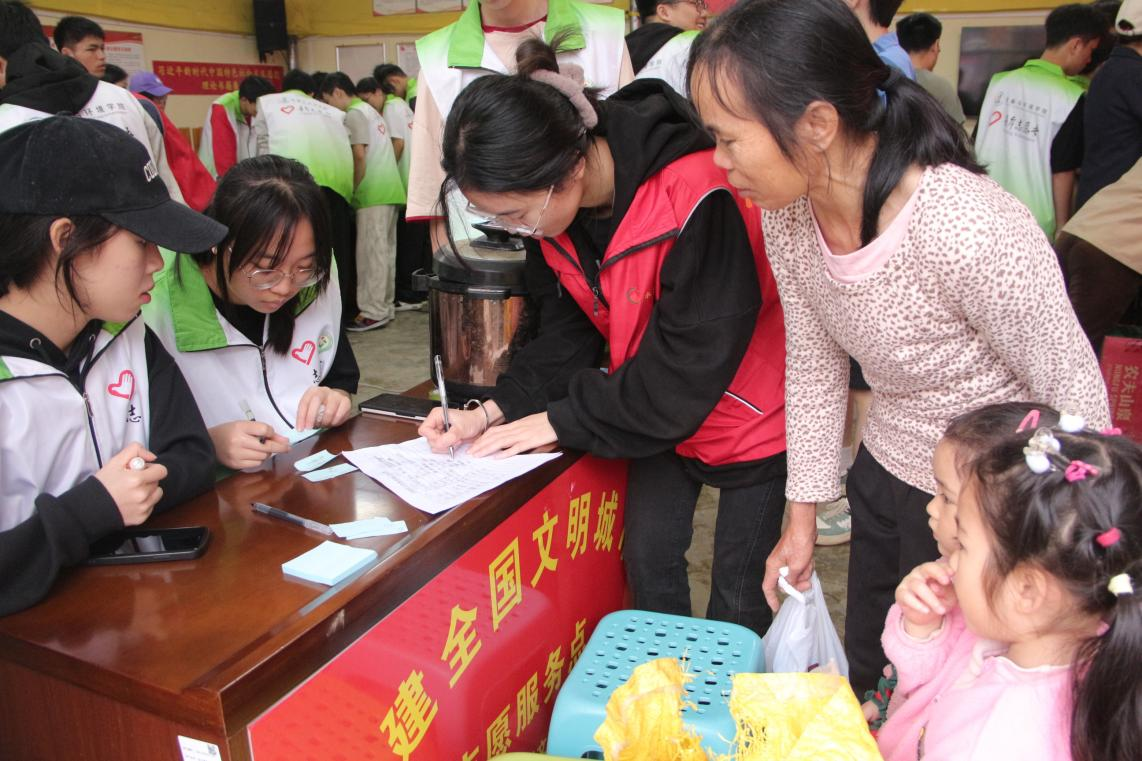 青年志愿者為村民進(jìn)行家電登記