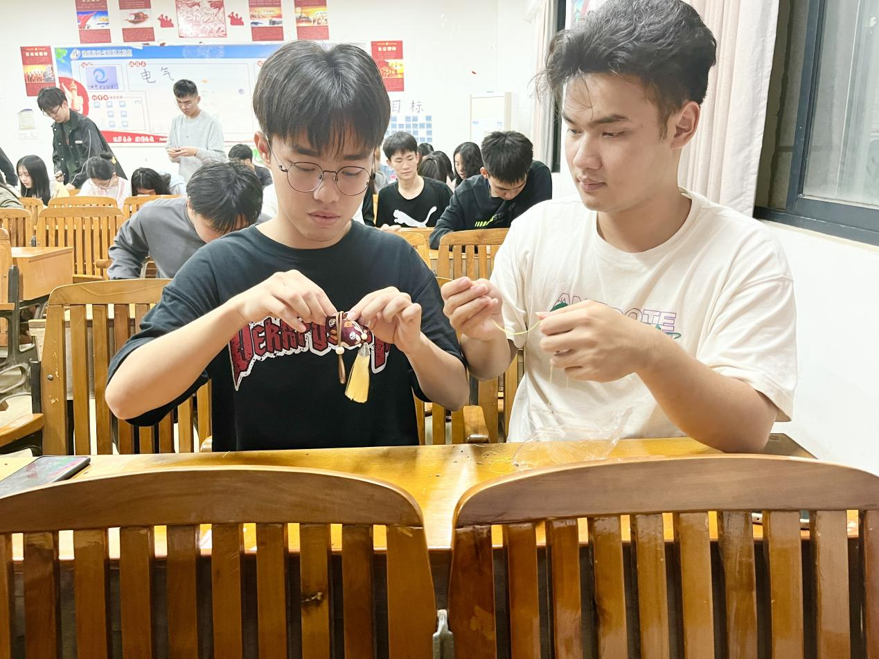 同學們正在制作香囊