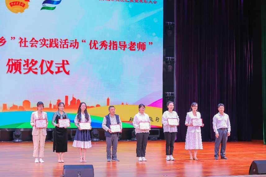 伍耿清副校長為“優(yōu)秀指導(dǎo)老師”獲獎代表頒獎