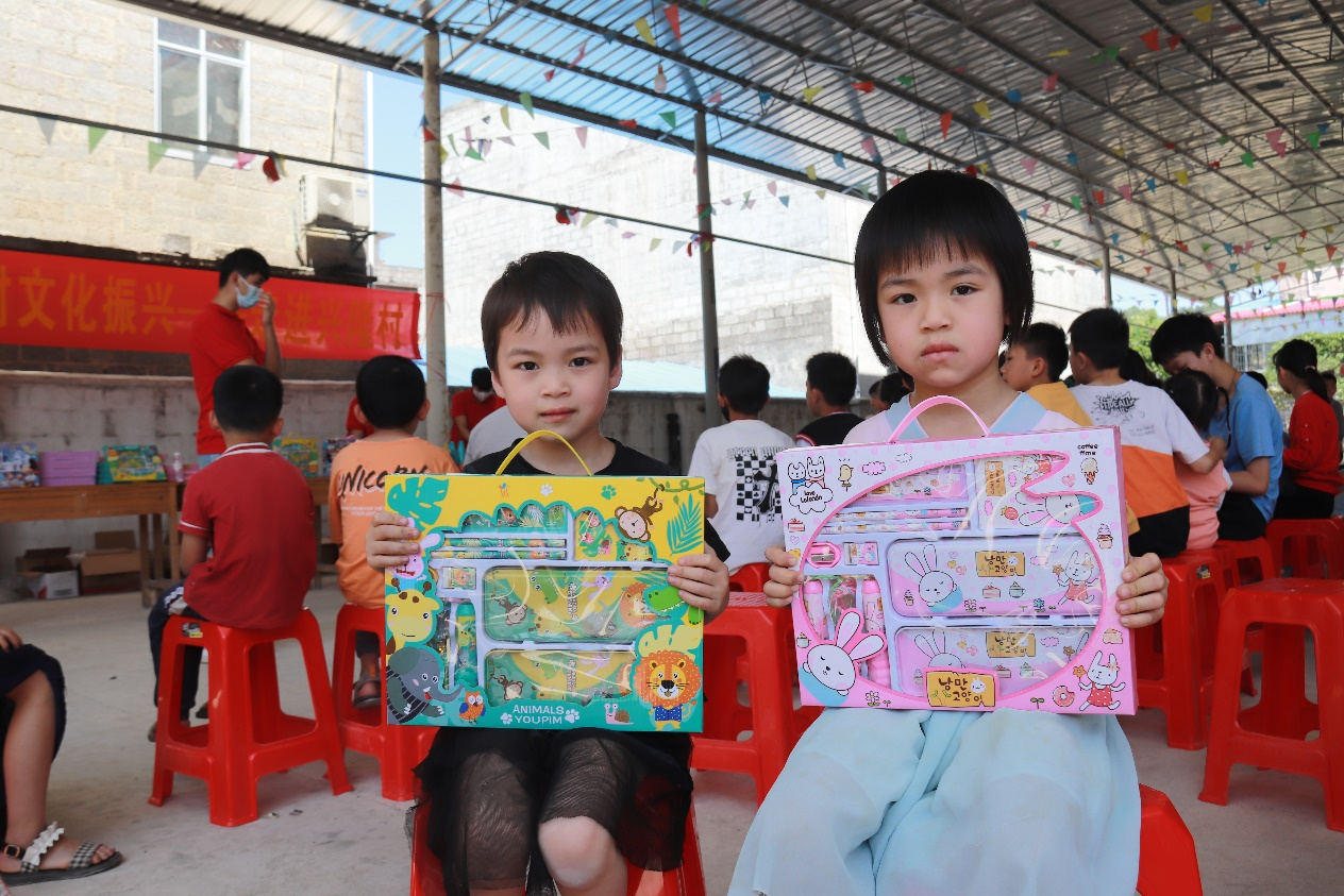 小朋友們拿到了活動物品