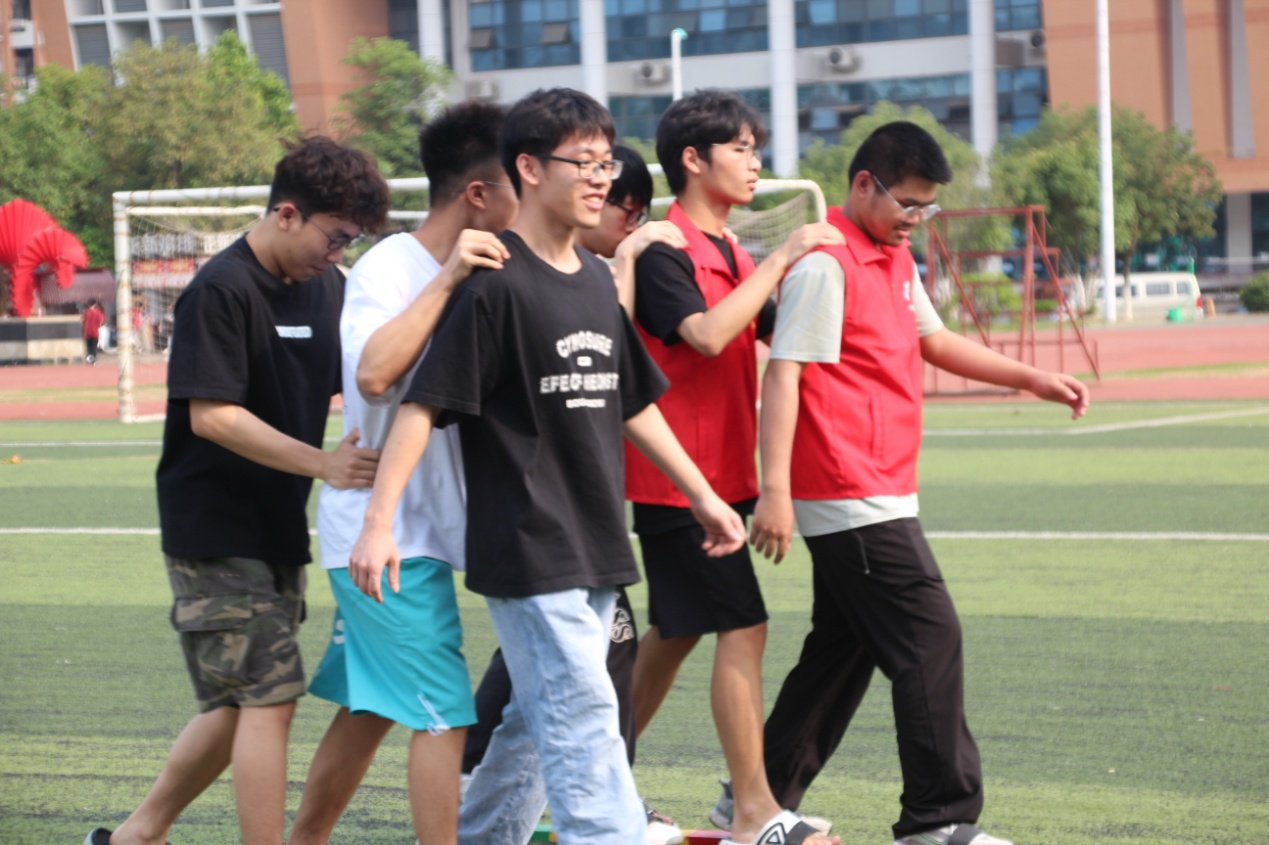 同學們參加三人板鞋競速活動