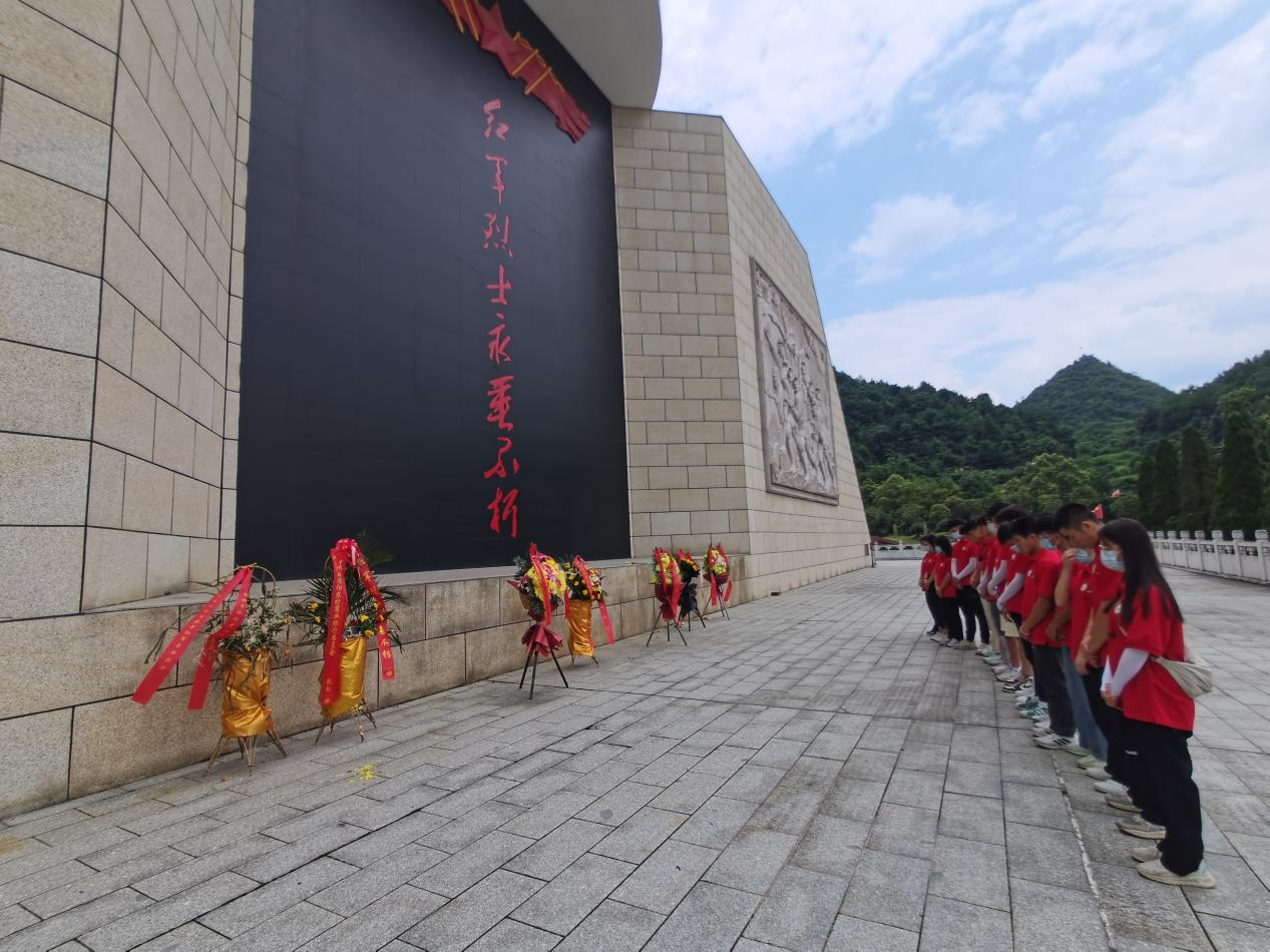 實(shí)踐團(tuán)全體成員向紅軍烈士獻(xiàn)花默哀