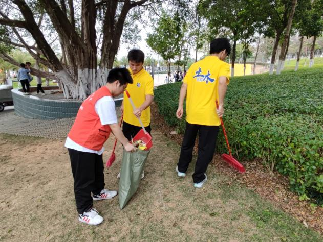 同學(xué)們正在認(rèn)真清掃（一）