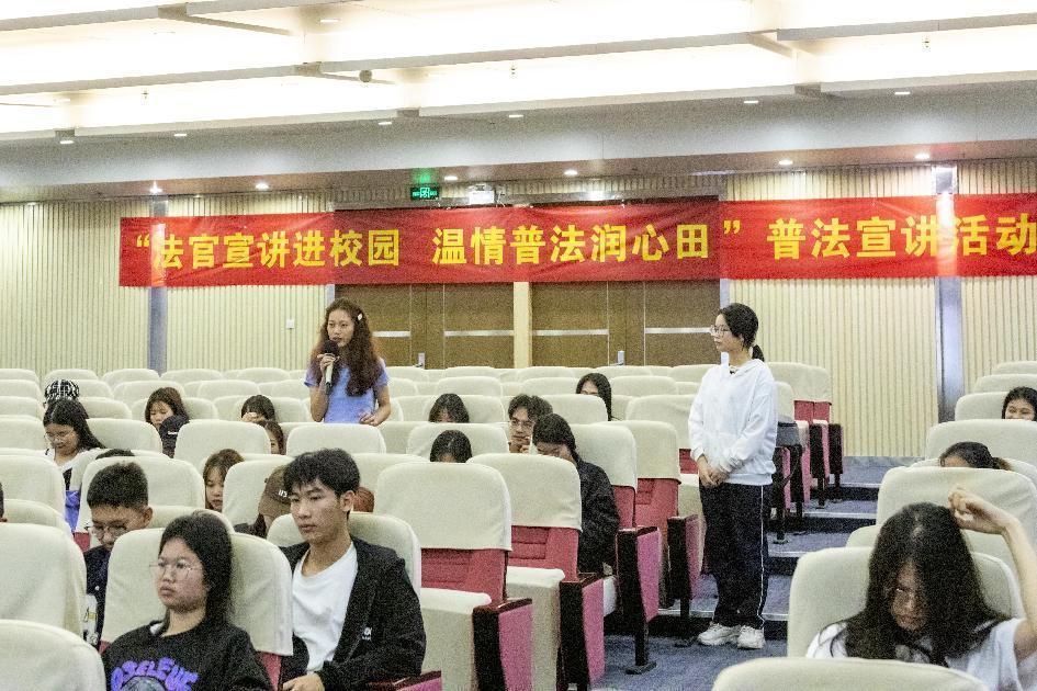 在場學生進行法律知識問答互動