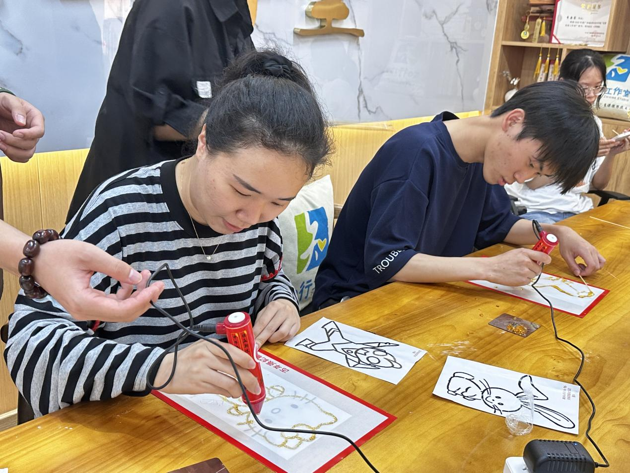 杜琴琴老師現(xiàn)場(chǎng)示范糖畫(huà)制作