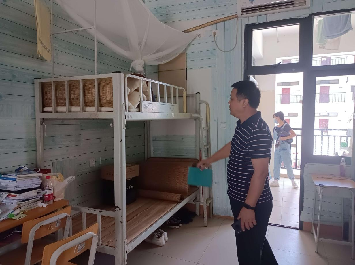 土木學(xué)院班主任黃克華處長(zhǎng)檢查宿舍