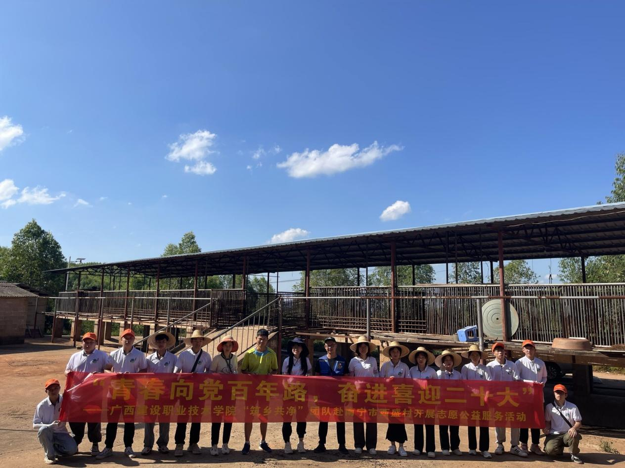 實踐團成員在西盛村黑山羊養殖場合影