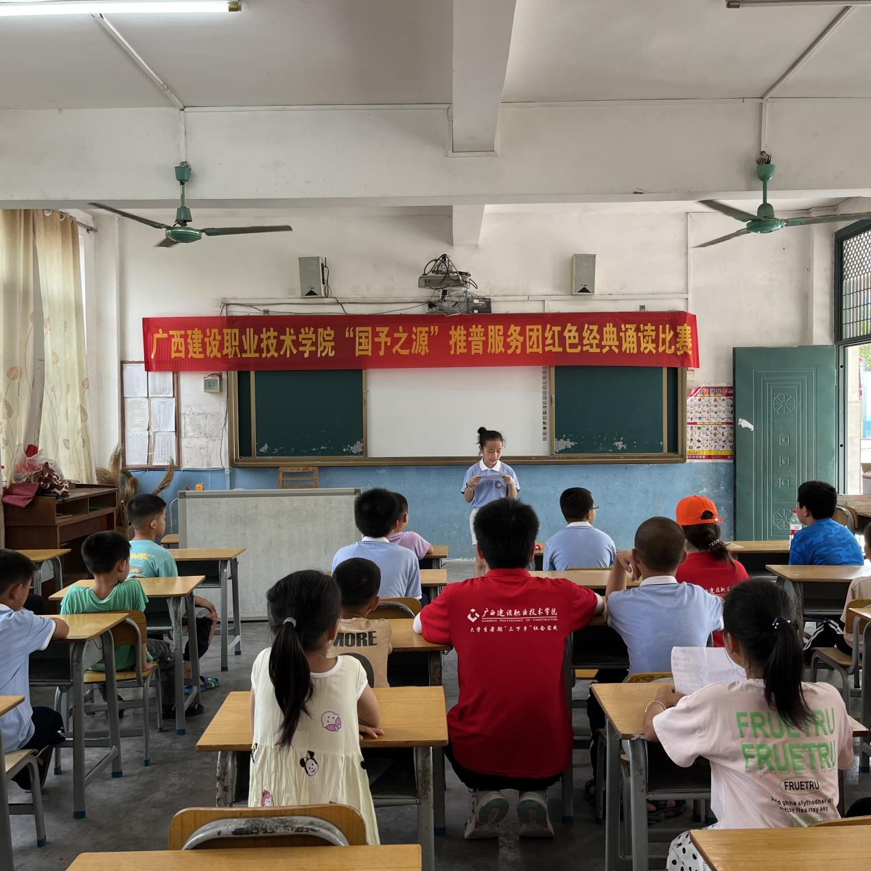 李思思小朋友在認真誦讀《沁園春.雪》