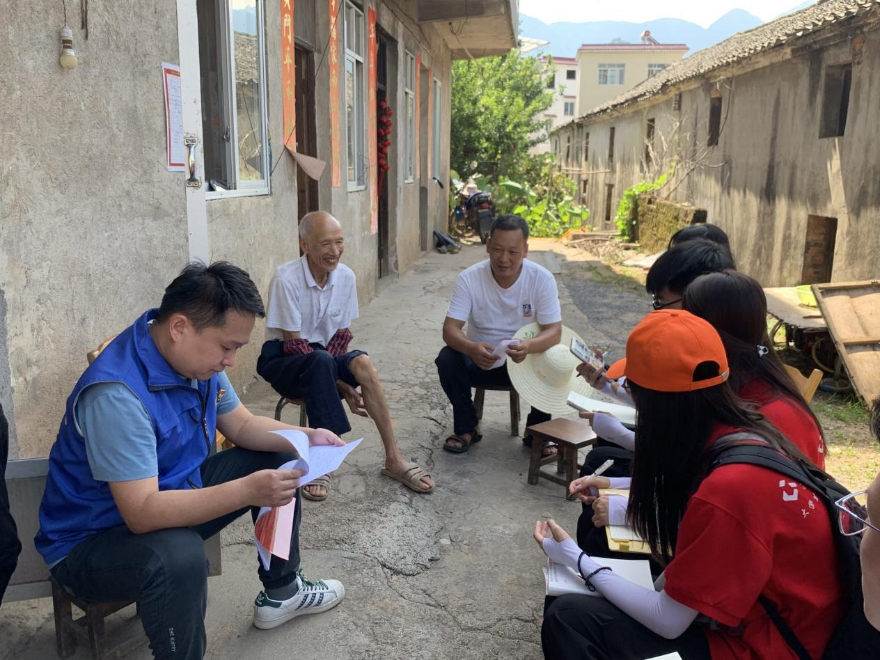 村民向觀察團(tuán)介紹今年李子的收成情況