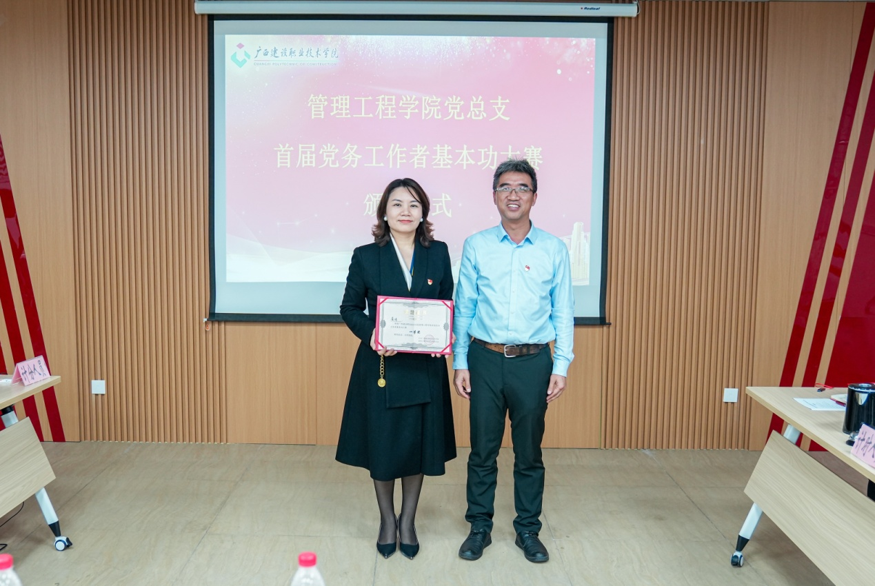 一等獎獲得者黃娟老師與代端明副書記合影