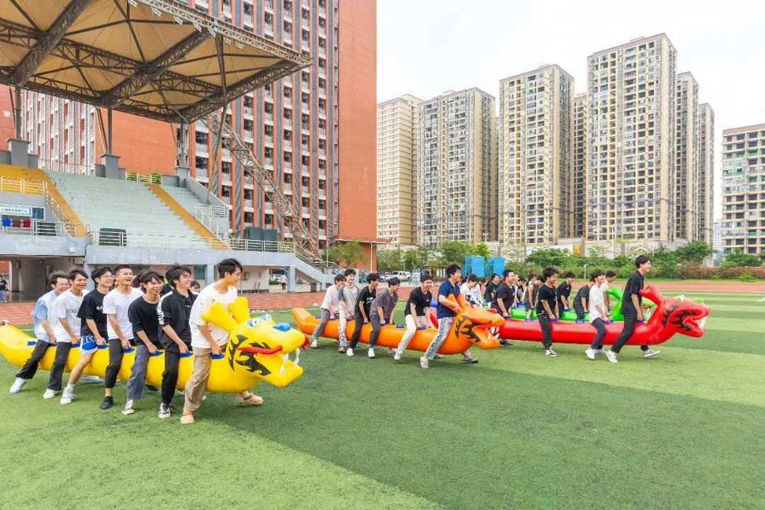 同學們參與旱地龍舟比賽