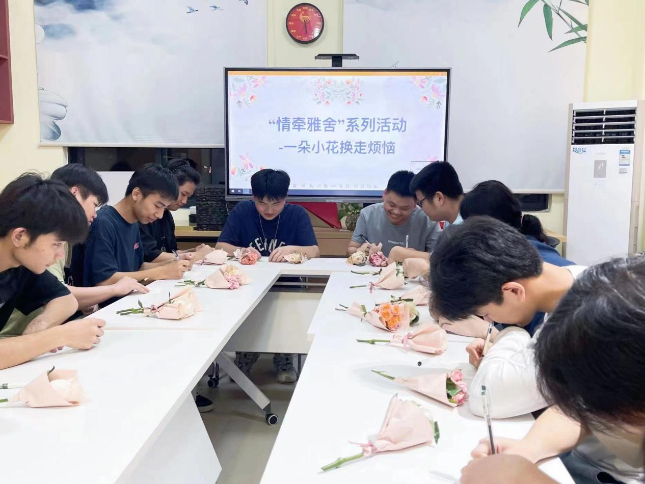 同學們認真寫下自己的煩惱