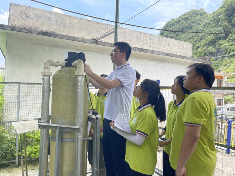 團隊老師指導(dǎo)實踐團成員進行水質(zhì)提升設(shè)備維護