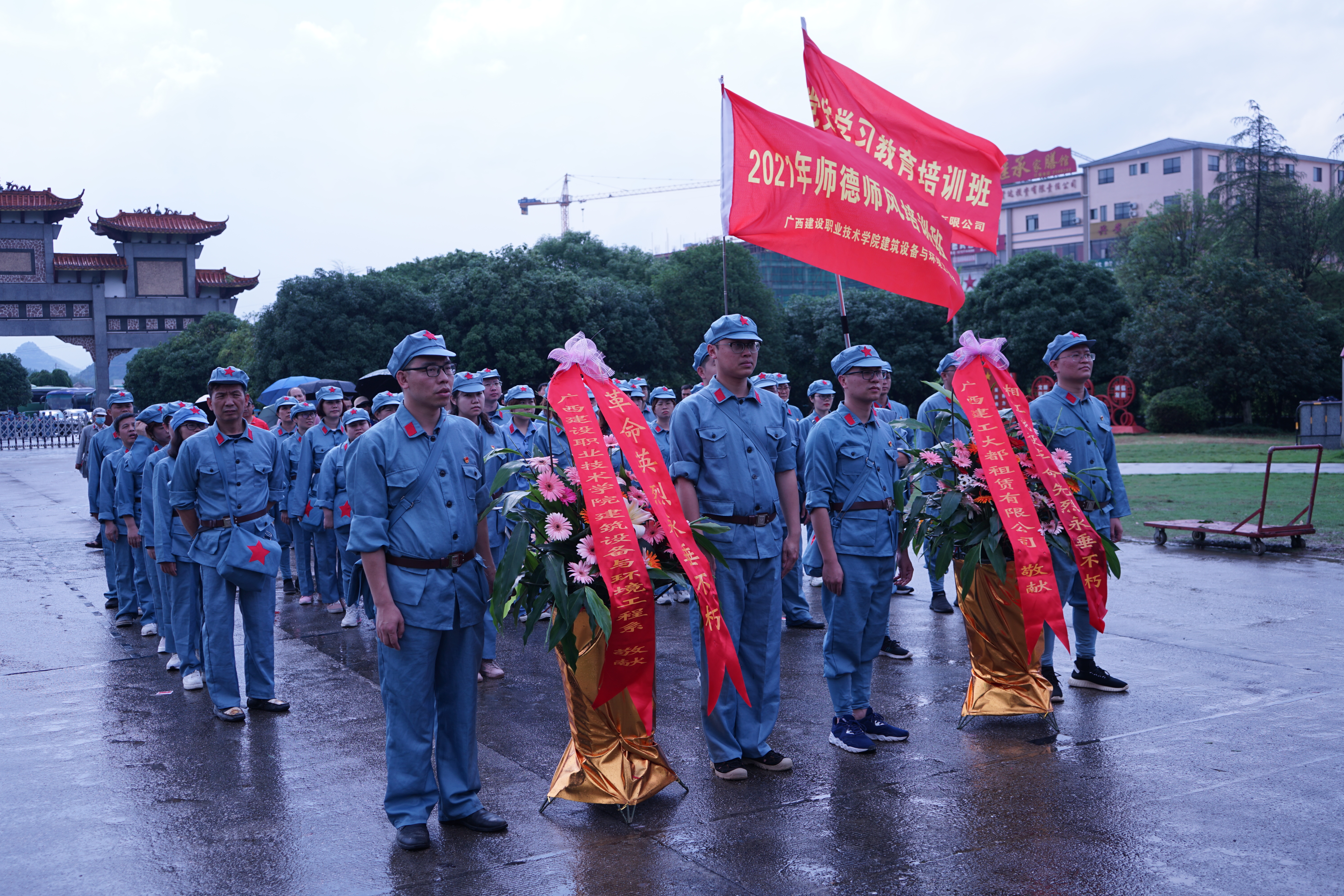 在紀念碑園瞻仰革命烈士