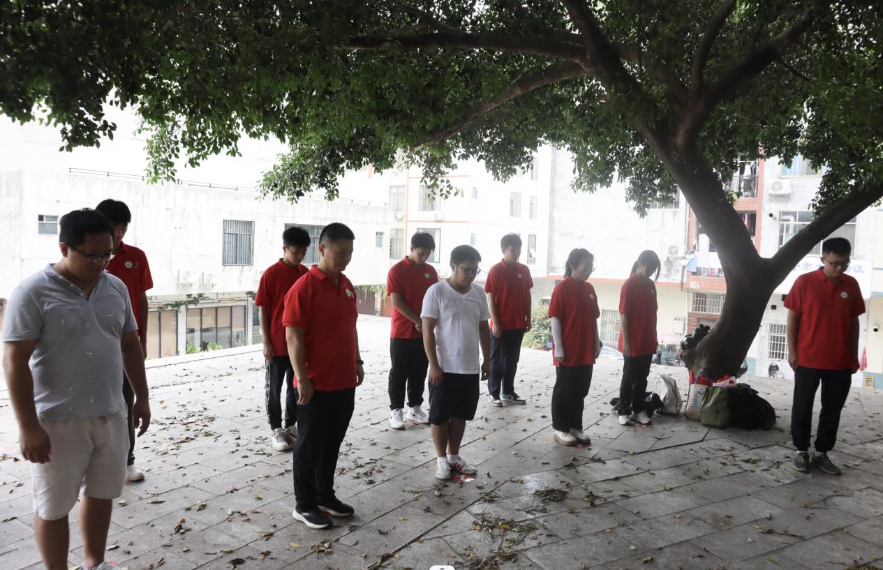 實踐隊全體成員面向革命烈士紀念碑集體默哀