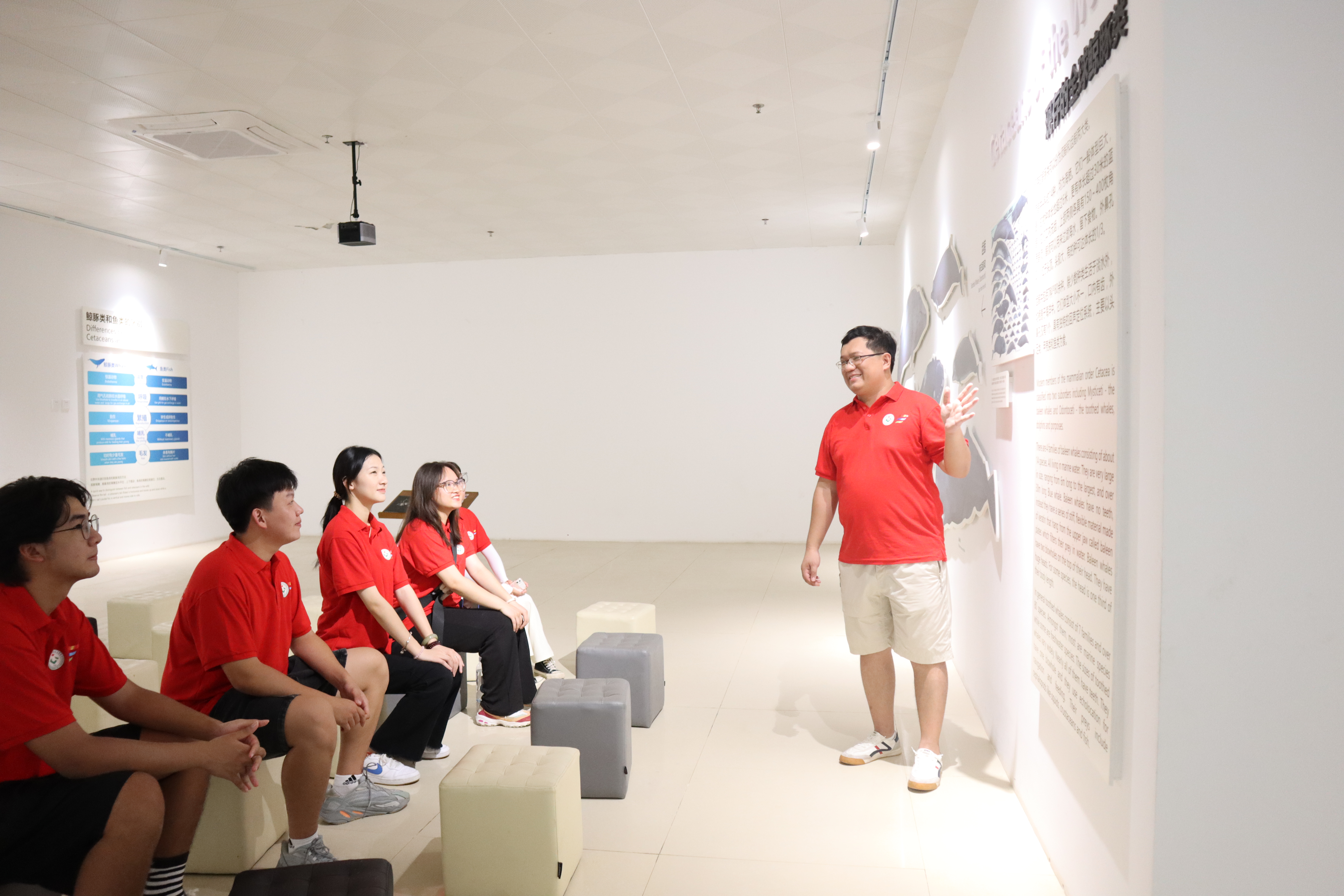 思政老師結合館內知識強調生態文明建設的重要性