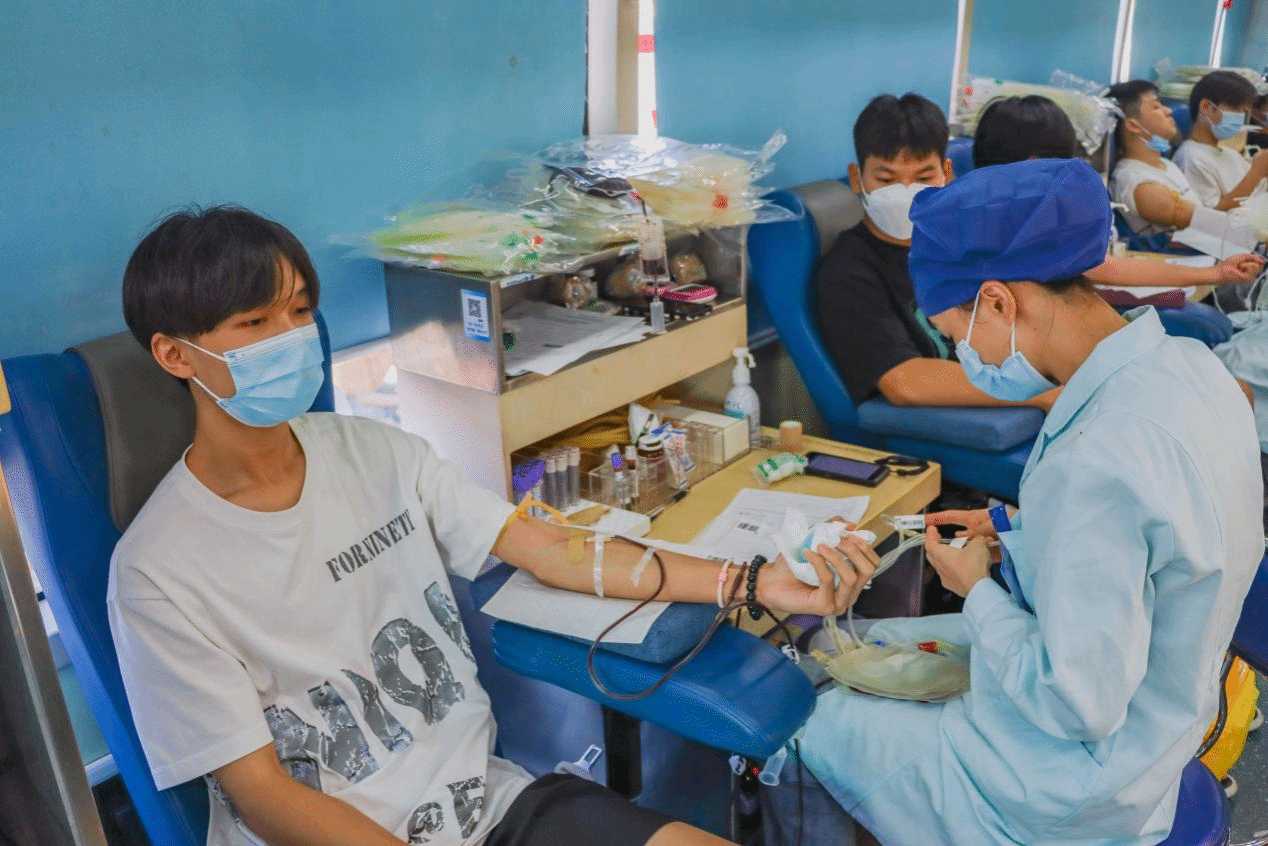 醫(yī)務(wù)人員在對獻血的學(xué)生進行血液采集