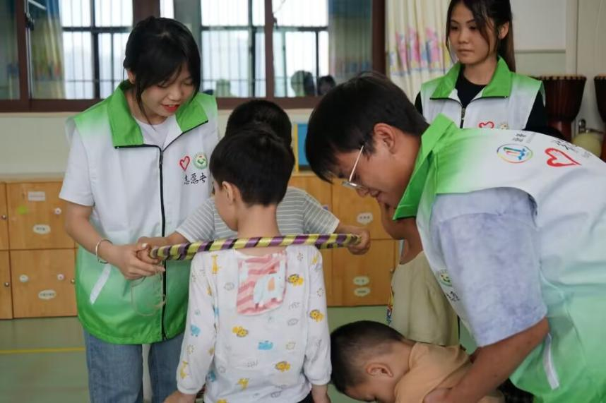 青年志愿者在課堂與小朋友們互動(dòng)