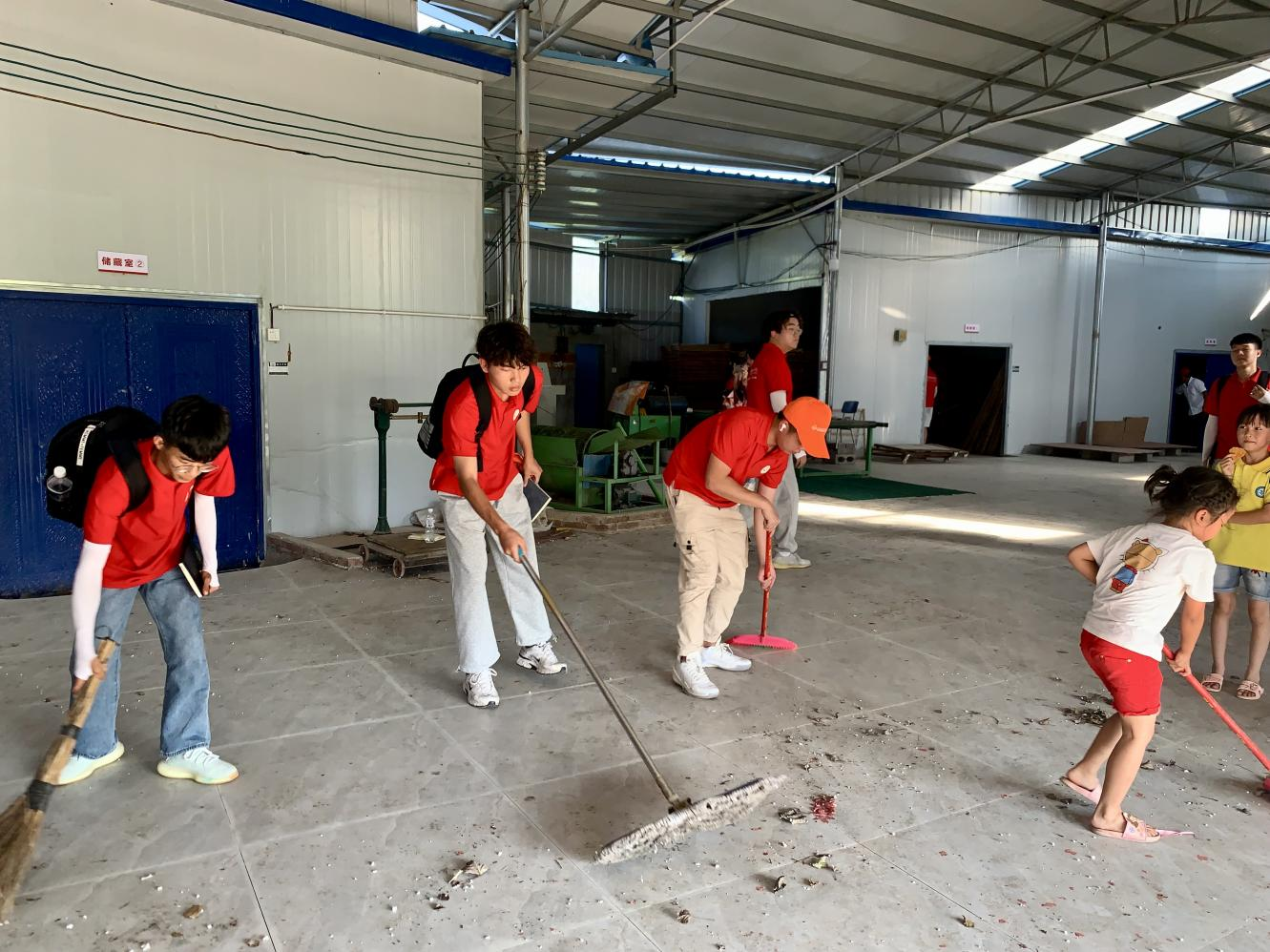 志愿者們對紅薯粉產房進行清潔打掃