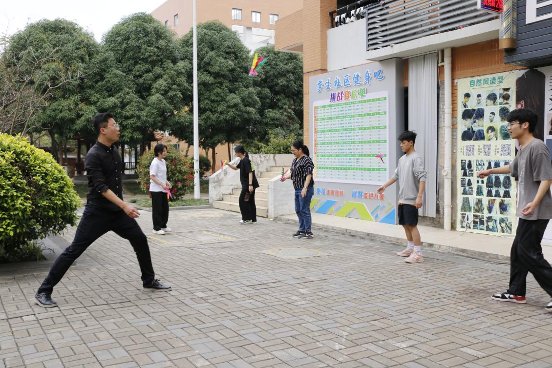 師生同樂——踢毽子