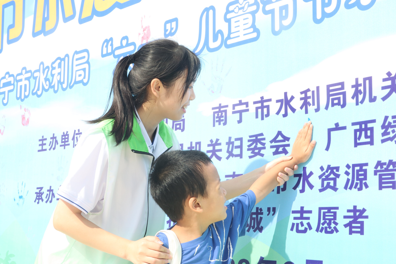 “創(chuàng)智聯(lián)”志愿者為小朋友進(jìn)行按手印簽到