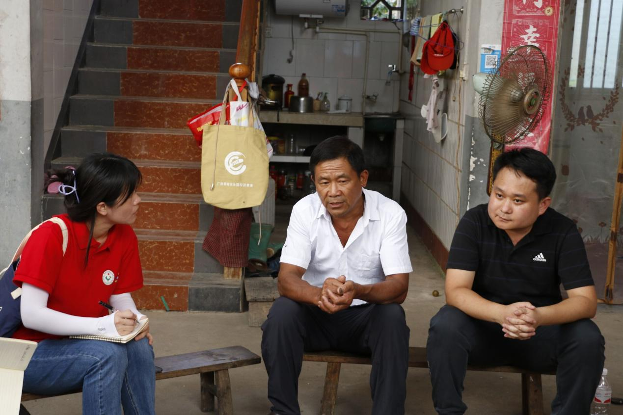 老黨員王熙槐（中）講述帶頭發展特色產業的先進事跡