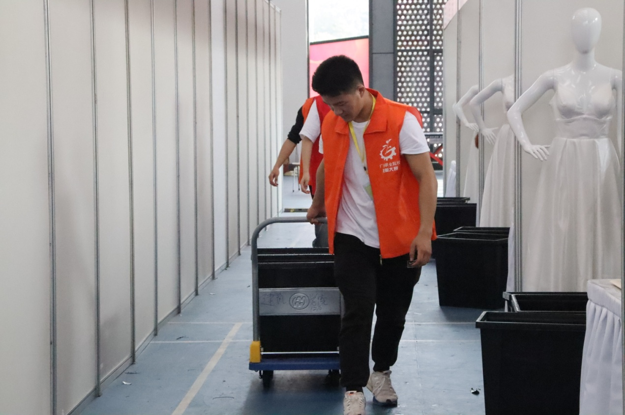 志愿者正在搬運東西