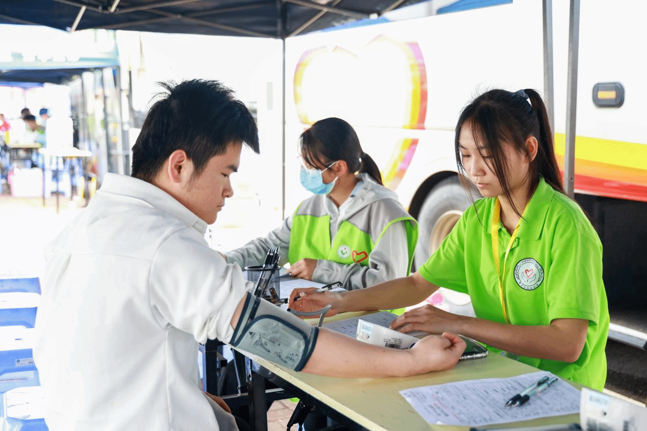 志愿者為獻(xiàn)血的同學(xué)測(cè)量血壓