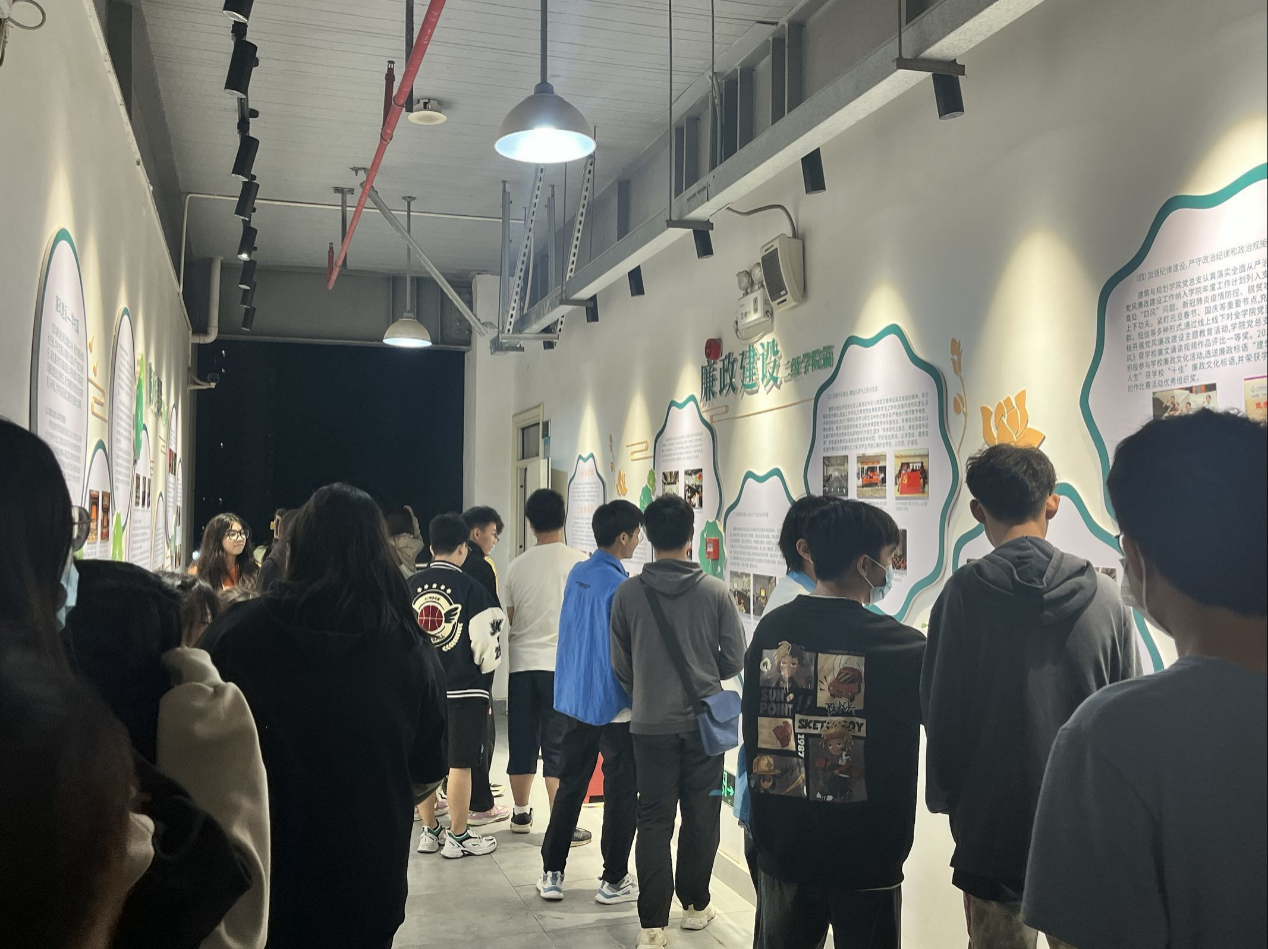 設(shè)計(jì)2205班參觀學(xué)習(xí)