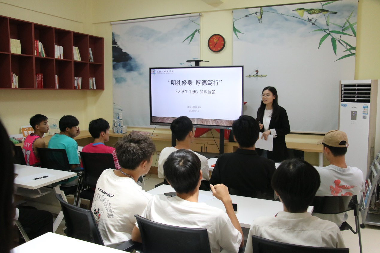 黃飄玲老師做開場(chǎng)介紹