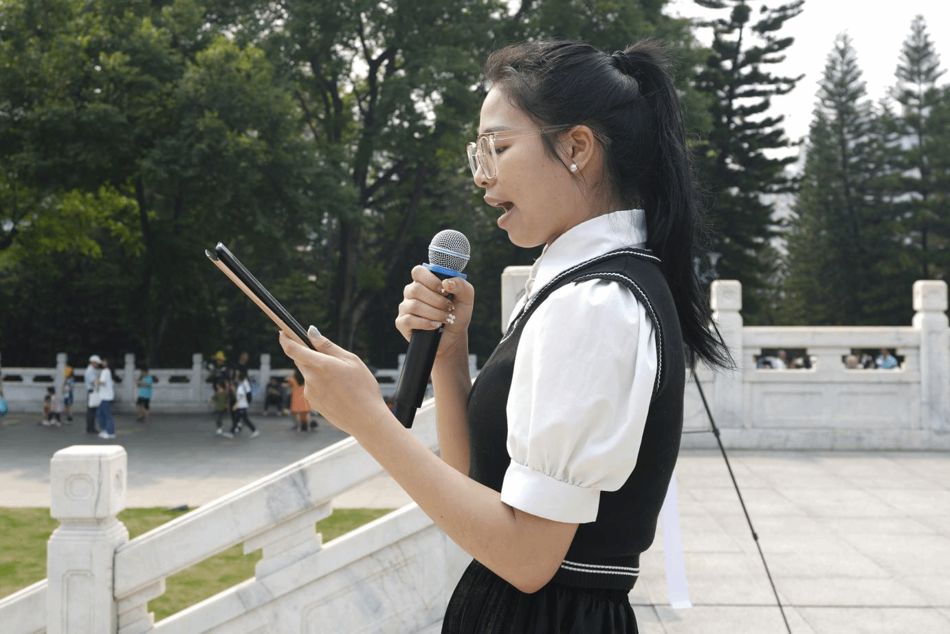 學生覃詩琪朗誦詩歌《英雄祭》