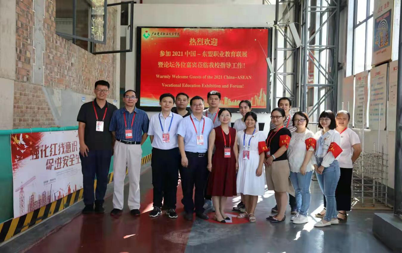 黨員突擊隊員引導嘉賓參觀實訓場地