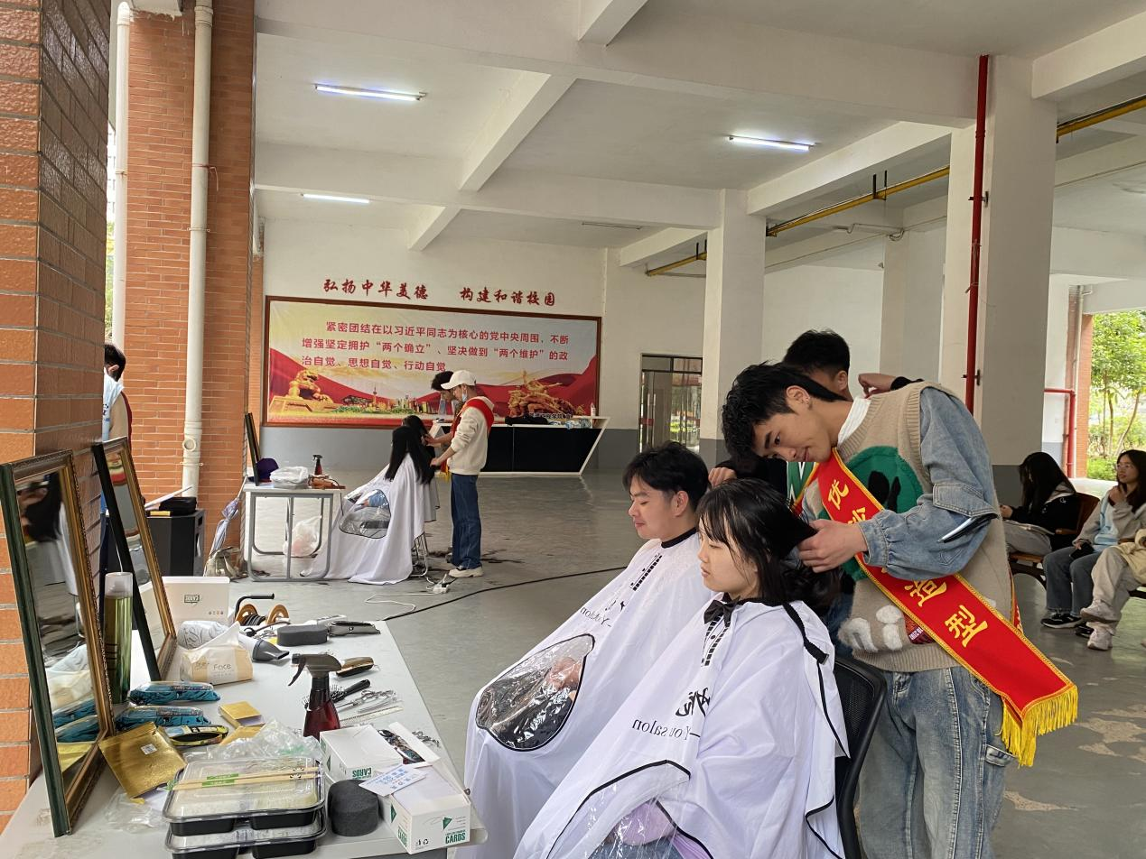 志愿者為同學(xué)們精心修剪發(fā)型