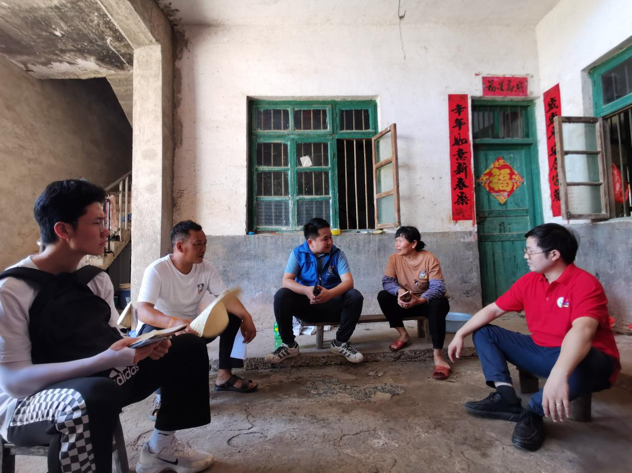 村民向觀察團(tuán)講述近年村子發(fā)生的變化