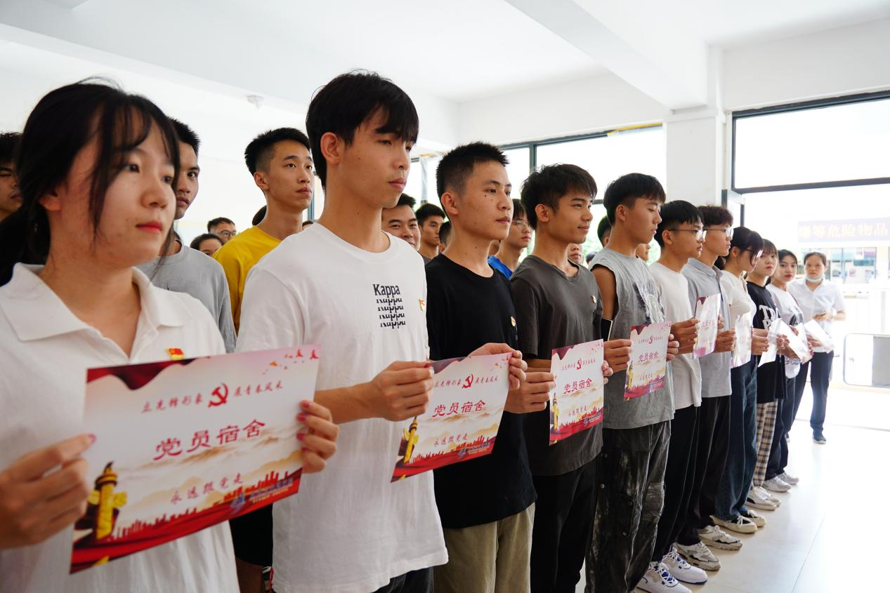 學(xué)生黨員們聆聽老師們的殷切囑托