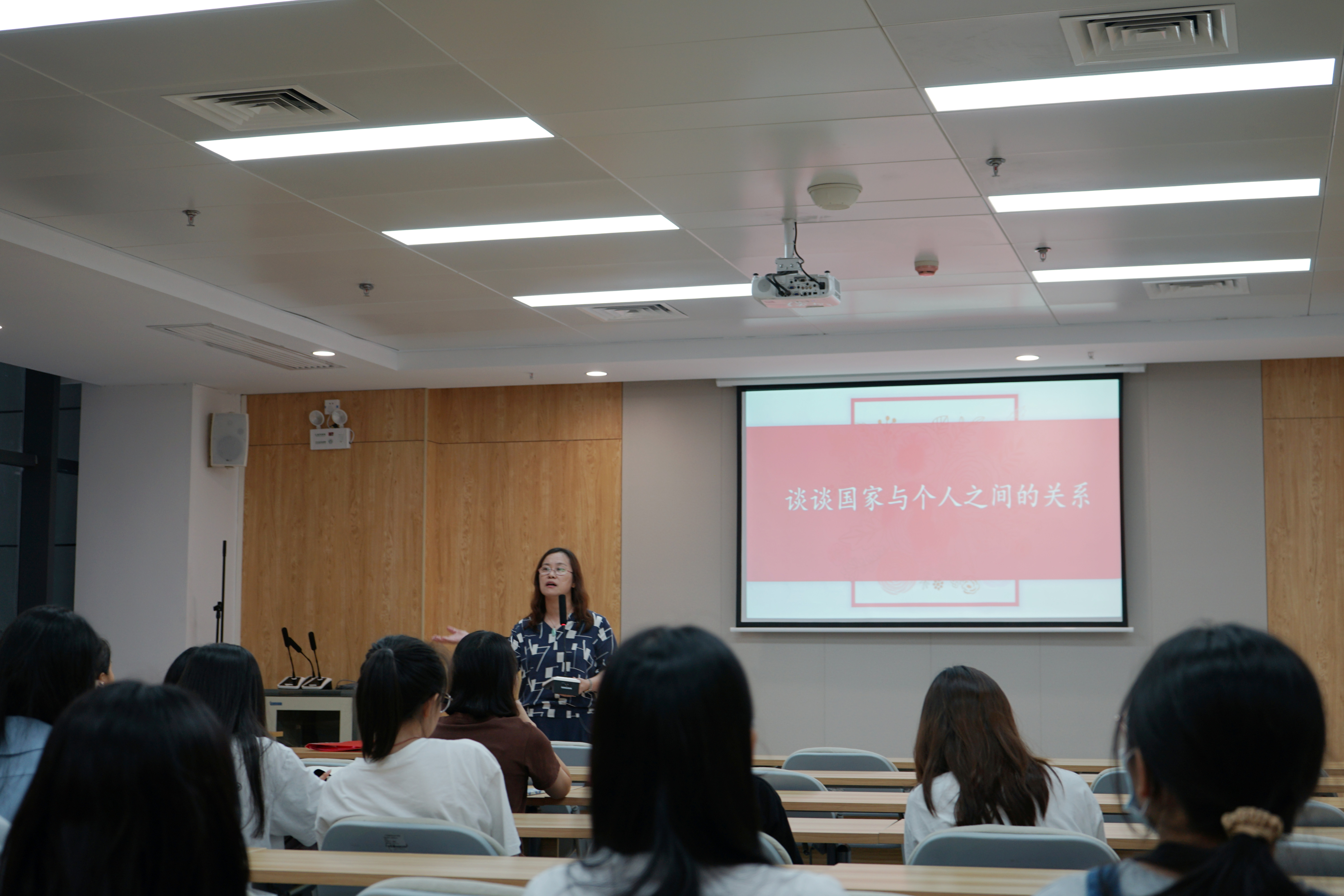 侯文淑書(shū)記作交流