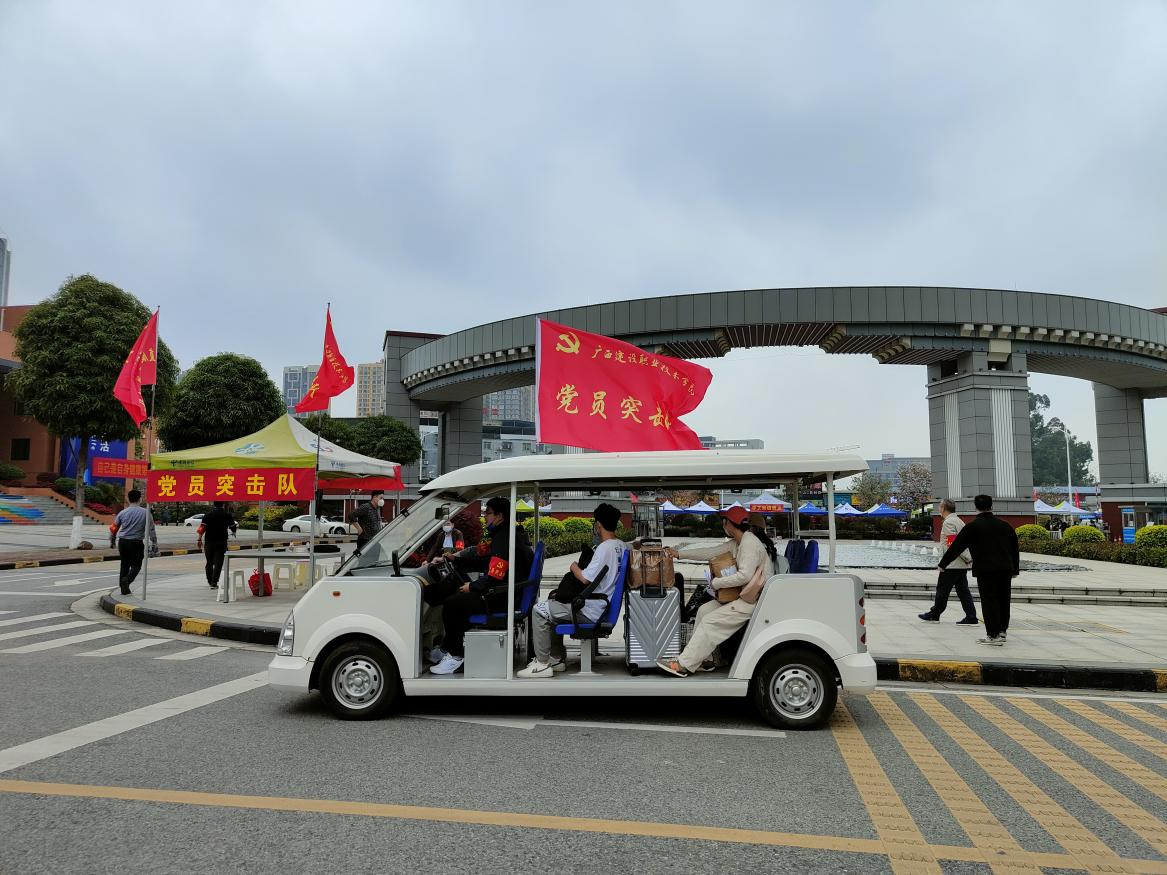 黨員突擊隊幫助同學(xué)搬運行李