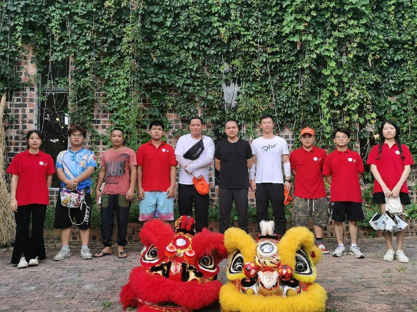 實(shí)踐團(tuán)成員與劉宇航工作室負(fù)責(zé)人合影