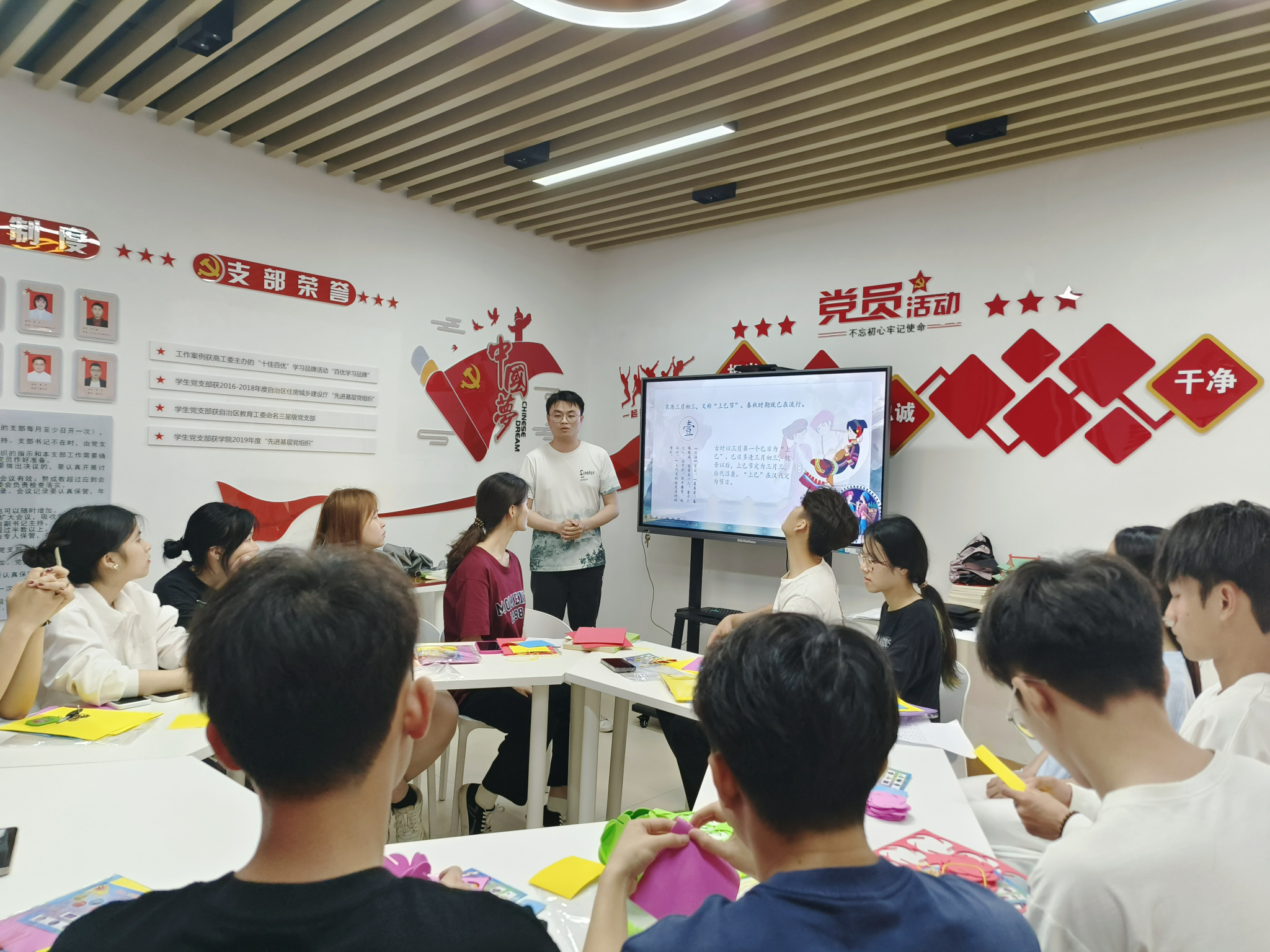 羅椋獻老師在介紹“三月三”的由來