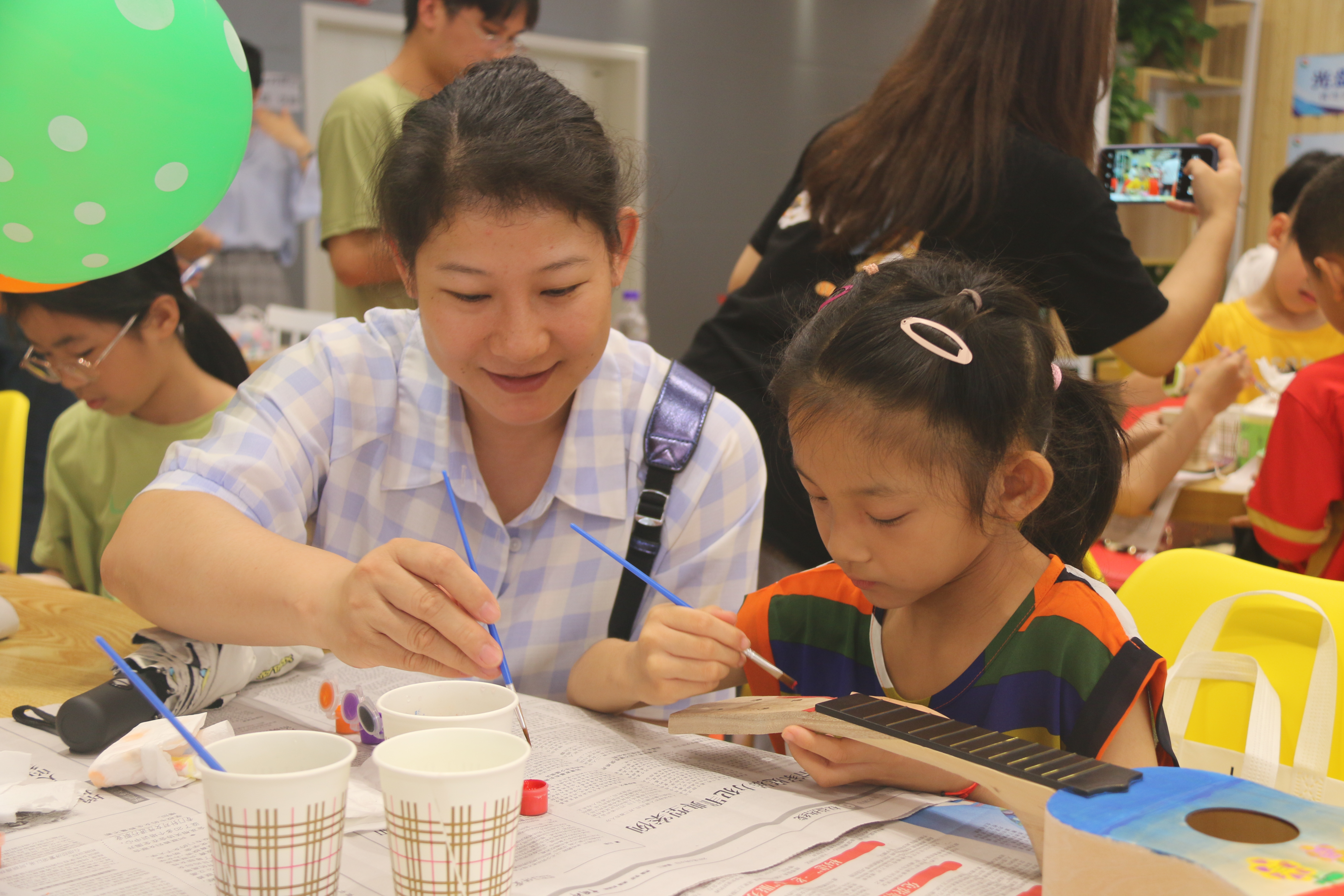 參加活動的家庭正在制作尤克里里