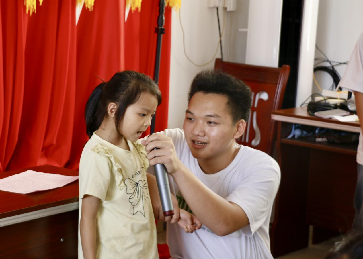 當地小朋友自告奮勇上臺唱紅歌