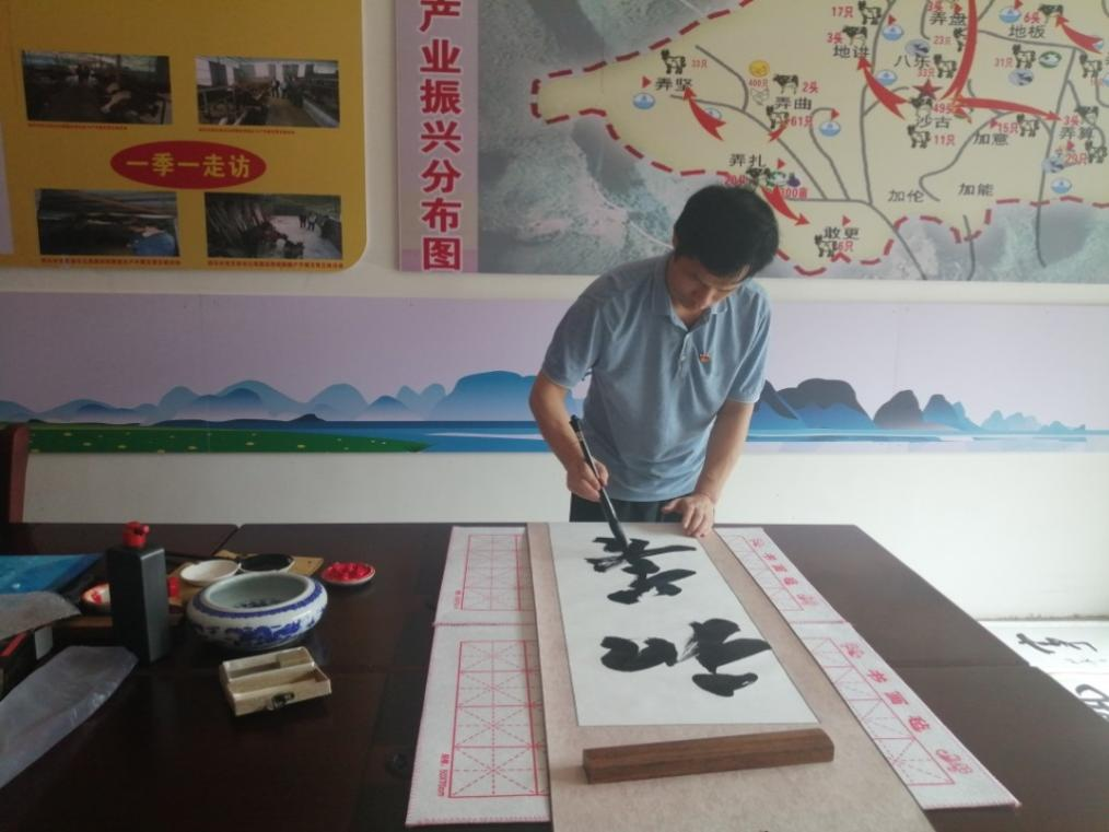 溫漢華教授現(xiàn)場創(chuàng)作書法作品