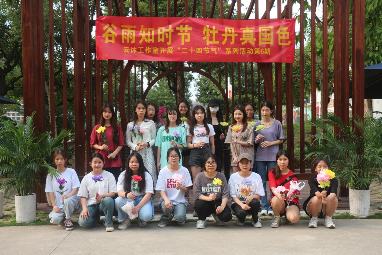 參與活動(dòng)的同學(xué)合影