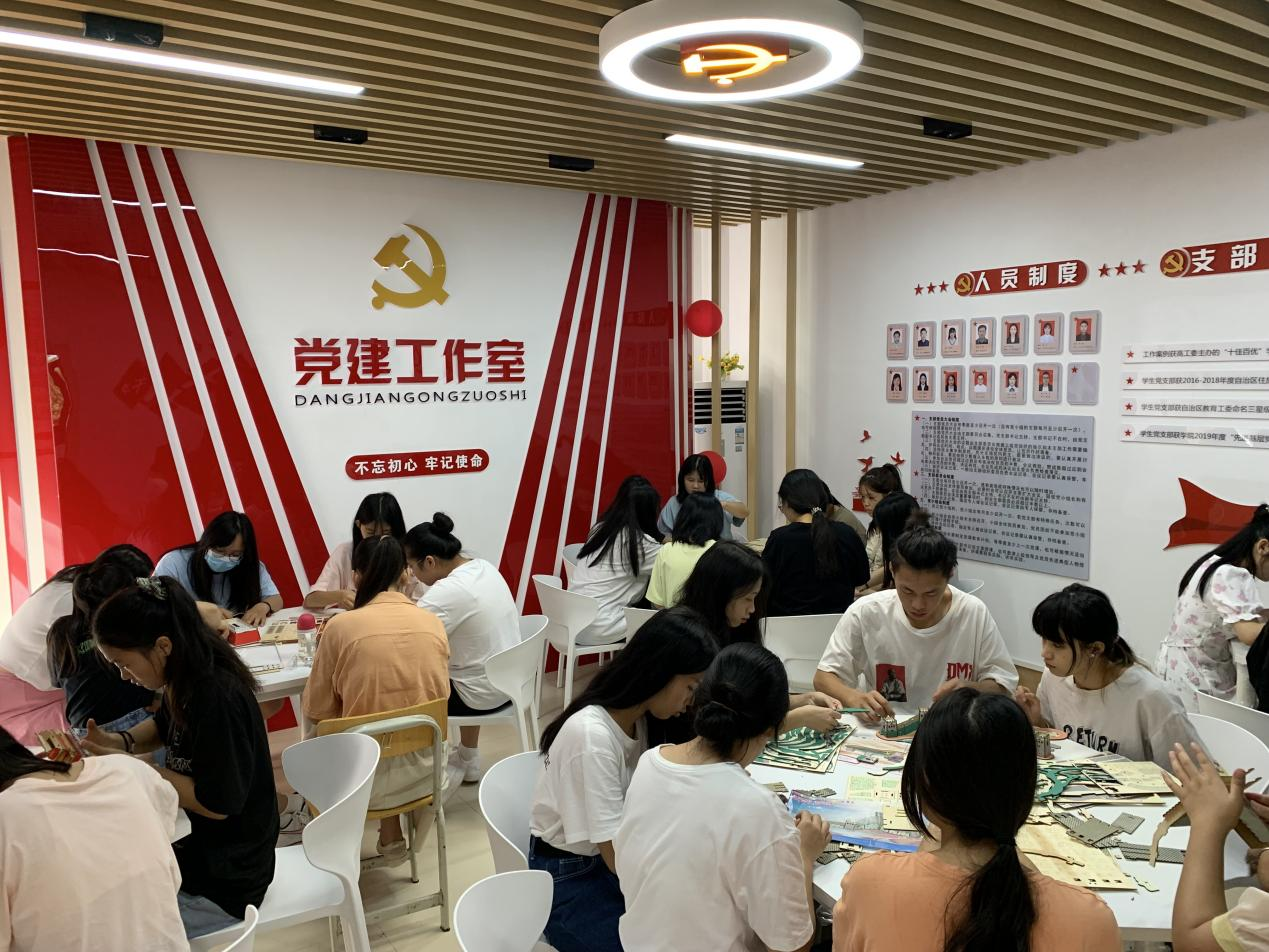 紅色建筑模型進(jìn)學(xué)生社區(qū)活動現(xiàn)場照片