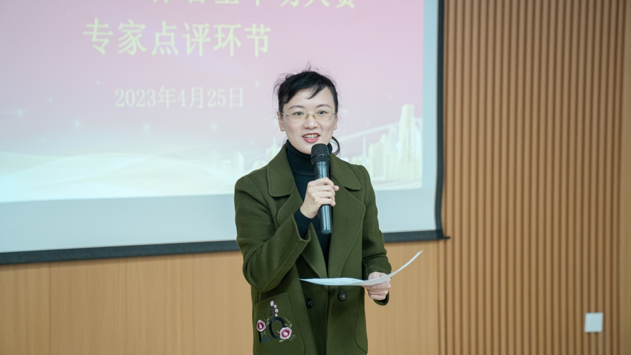 閉幕式上，李倩代表大賽評委進行現場點評