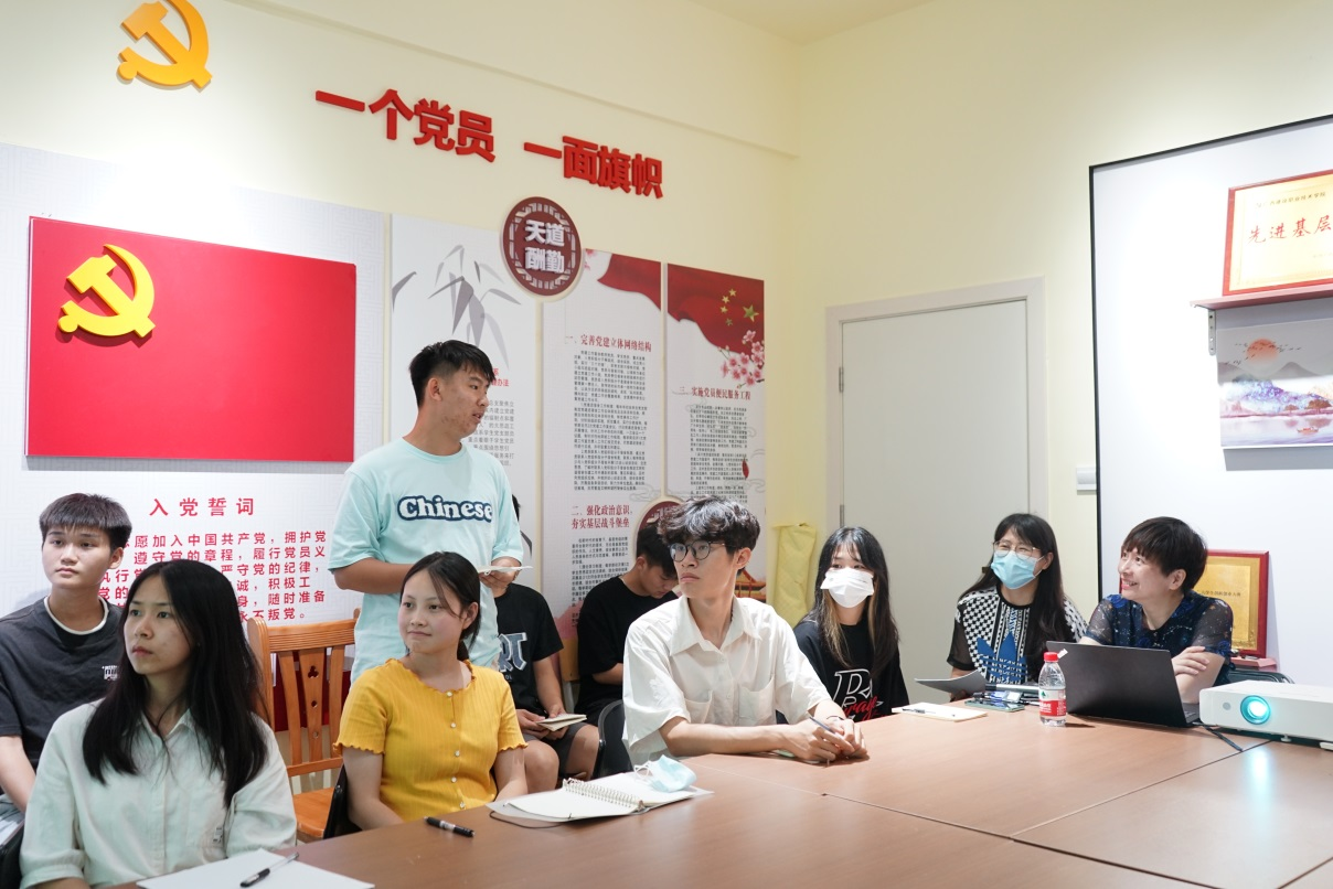 周舟部長(zhǎng)和學(xué)生溝通交流